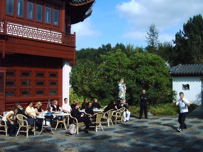 Demonstratie in de Chinese Tuin in Haren (G) 2007 op uitnodiging van Jan Batstra